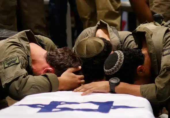 Israeli occupation soldiers mourn over the coffin of a companion killed in the Gaza battlefield. Photo: AFP.