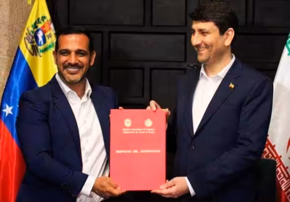 The governor of La Guaira state, José Alejandro Terán, and the minister of Information Technology of Iran, Seyed Sattar Hashemi, at the signing of agreement on the establishment of a fibre optic factory in Venezuela, September 2024. Photo: Produ.
