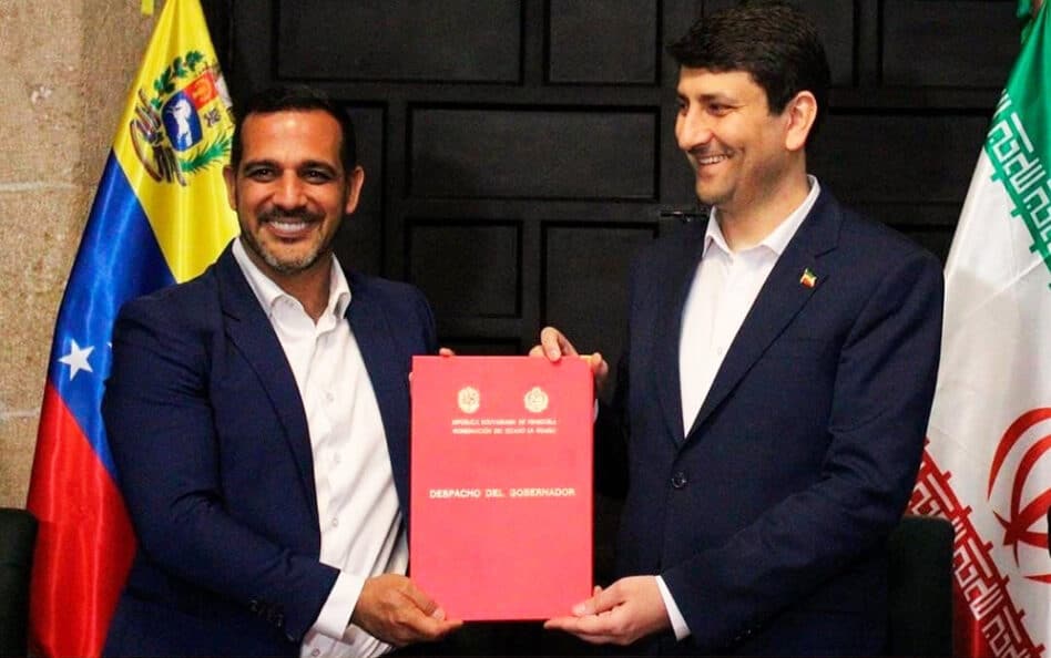 The governor of La Guaira state, José Alejandro Terán, and the minister of Information Technology of Iran, Seyed Sattar Hashemi, at the signing of agreement on the establishment of a fibre optic factory in Venezuela, September 2024. Photo: Produ.