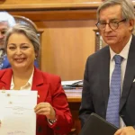 Chilean communist presidential candidate Jeanette Jara at the Electoral Tribunal headquarters, holding the document officializing her candidacy, July 14, 2025. Photo: Social media.