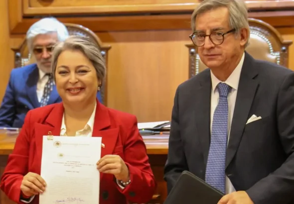 Chilean communist presidential candidate Jeanette Jara at the Electoral Tribunal headquarters, holding the document officializing her candidacy, July 14, 2025. Photo: Social media.