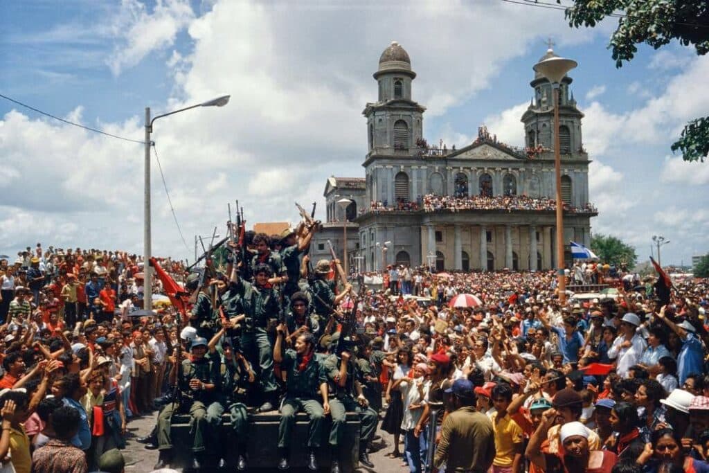 FSLN fighters and supporters enter Managua, capital of Nicaragua, on July 19, 1979, after the triumph of the Sandinista Revolution. Photo: Susan Meiselas.
