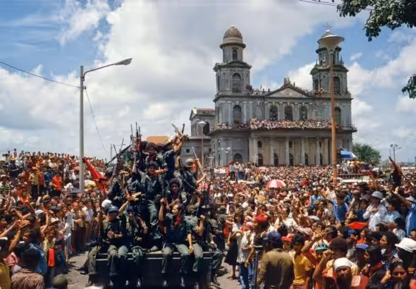 FSLN fighters and supporters enter Managua, capital of Nicaragua, on July 19, 1979, after the triumph of the Sandinista Revolution. Photo: Susan Meiselas.