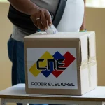 Person casting the electronic receipt of their vote in a ballot box. Photo: Venezuela News.