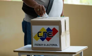 Person casting the electronic receipt of their vote in a ballot box. Photo: Venezuela News.