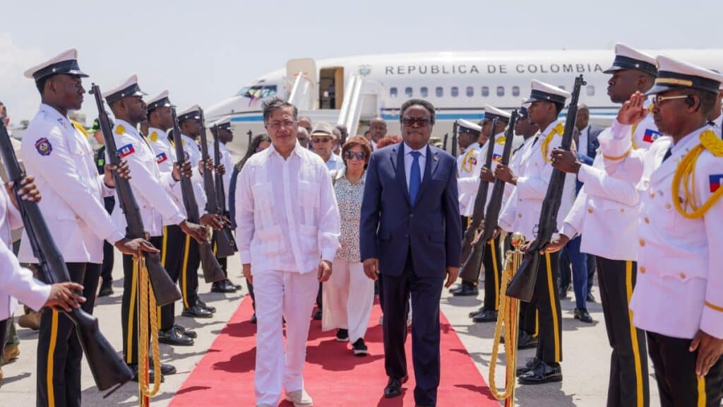 Colombian President Gustavo Petro receiving an official welcome on his arrival in Haiti, July 18, 2025. Photo: X/@infopresidencia.