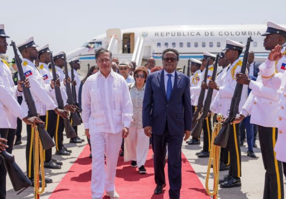 Colombian President Gustavo Petro receiving an official welcome on his arrival in Haiti, July 18, 2025. Photo: X/@infopresidencia.