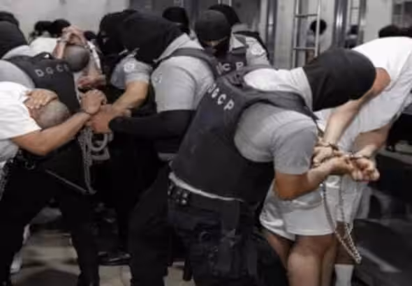 Prisoners, bound hands and feet, being dragged by guards in the Salvadoran mega-prison CECOT, where the Trump administration illegally transferred Venezuelan migrants. Photo: Government of El Salvador.