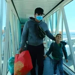 A man and a child exiting the Conviasa flight that returned them to Venezuela after being deported from the United States. Maiquetía, La Guaira state, July 10, 2025. Photo: IG/@mijpvzla.