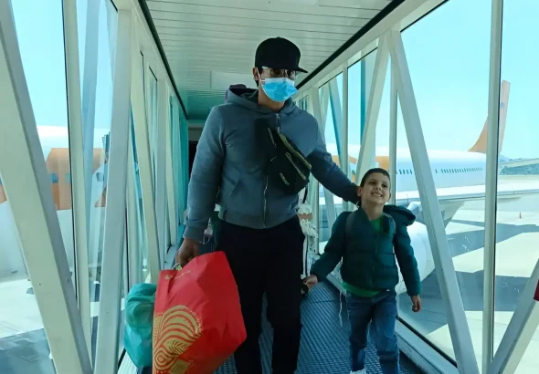 A man and a child exiting the Conviasa flight that returned them to Venezuela after being deported from the United States. Maiquetía, La Guaira state, July 10, 2025. Photo: IG/@mijpvzla.