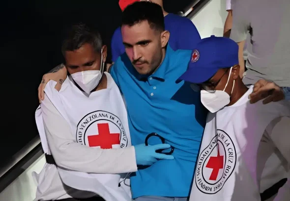 Injured Venezuelan migrant arriving in Venezuela from El Salvador on Friday, July 18, 2025. Photo: Fuser News.