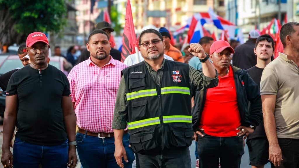 Saúl Méndez with SUNTRACS workers. Photo: SUNTRACS.