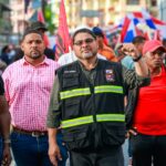 Saúl Méndez with SUNTRACS workers. Photo: SUNTRACS.