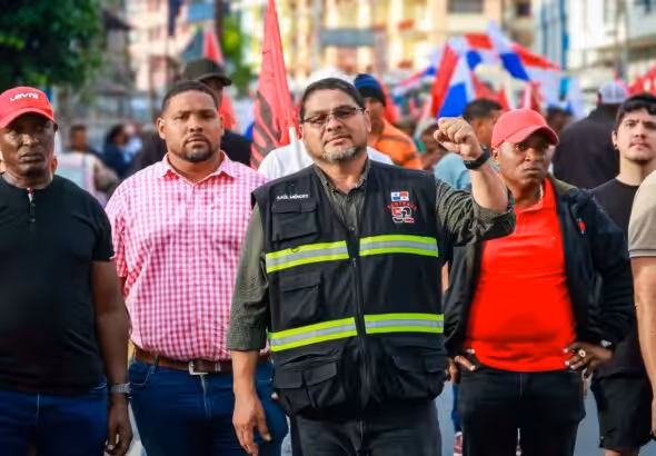Saúl Méndez with SUNTRACS workers. Photo: SUNTRACS.