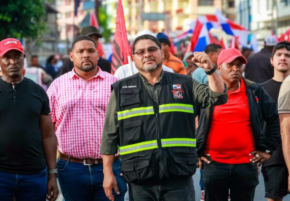 Saúl Méndez with SUNTRACS workers. Photo: SUNTRACS.