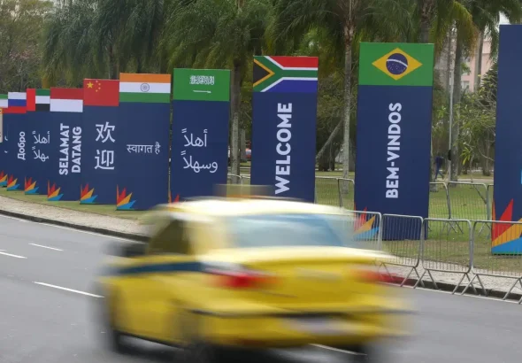 Taxi passing by street posters with the flags of BRICS countries in Rio de Janeiro. Photo: Rio City Hall.