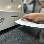 A Venezuelan automatic voting machine prints the voting records during a pre-election audit on Sunday, July 20, 2025. Photo: Telesur.