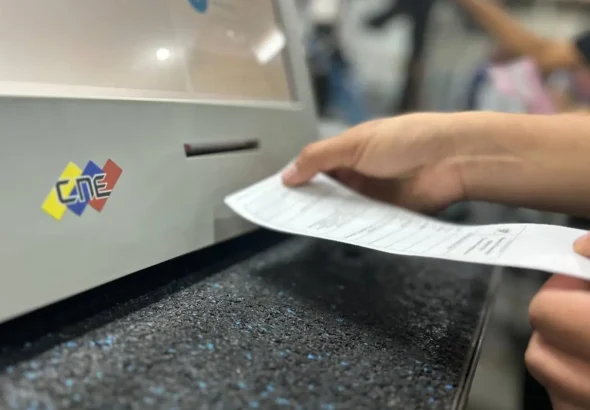 A Venezuelan automatic voting machine prints the voting records during a pre-election audit on Sunday, July 20, 2025. Photo: Telesur.