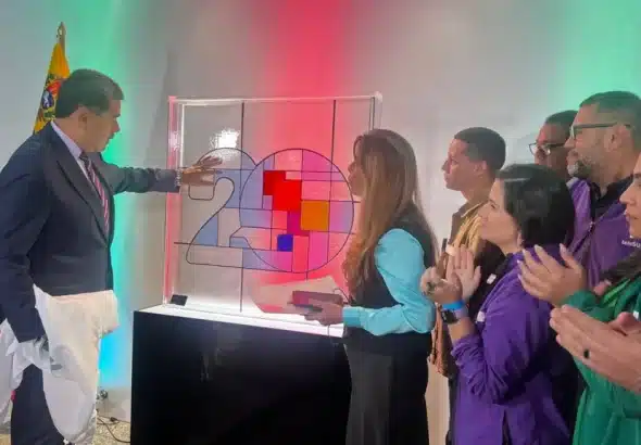President Maduro presents commemorative stained glass for telesur’s 20th anniversary, created by Vitria Cuba workshop. Photo: teleSUR.