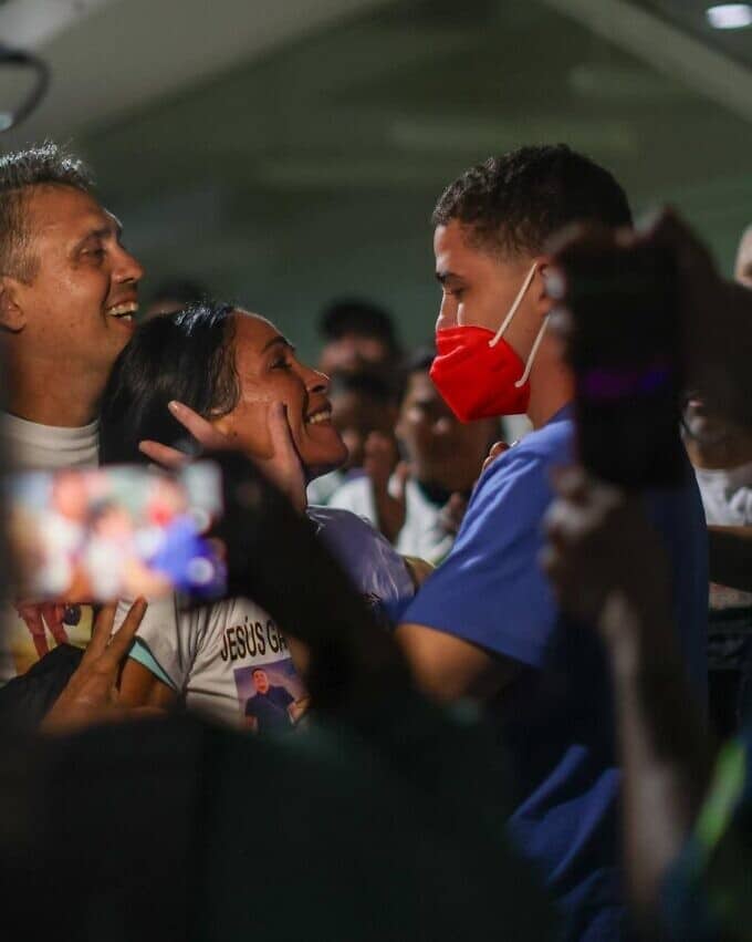 A rescued Venezuelan migrant embraces his family members after returning to the country on Friday. Photo: Con El Mazo Dando.