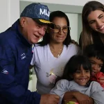 Venezuela's Interior Minister Diosdado Cabello, alongside Camilla Fabri, head of the Return to the Homeland Program, next to a reunified family. Friday, July 25, 2025. Photo: IG/@mijpvzla.