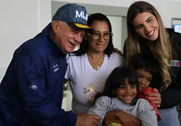 Venezuela's Interior Minister Diosdado Cabello, alongside Camilla Fabri, head of the Return to the Homeland Program, next to a reunified family. Friday, July 25, 2025. Photo: IG/@mijpvzla.