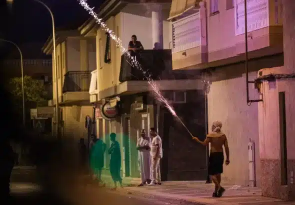 The San Antonio neighborhood in Torre Pacheco (Murcia) during the riots on Tuesday night. Photo: Pablo Miranzo/EFE.