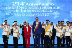 Venezuelan President Nicolás Maduro accompanied by his wife, National Assembly Deputy Cilia Flores and by the Military High Commanders during the military parade celebrating the 214th anniversary of Venezuela's independence. Photo: Presidential Press.
