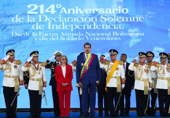 Venezuelan President Nicolás Maduro accompanied by his wife, National Assembly Deputy Cilia Flores and by the Military High Commanders during the military parade celebrating the 214th anniversary of Venezuela's independence. Photo: Presidential Press.