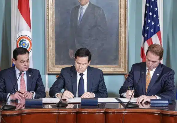 Paraguay's Foreign Minister Ruben Ramirez Lezcano (left), US Secretary of State Marco Rubio (center), and US Deputy Department of Homeland Security Secretary Troy Edgar (right) sign a memorandum of understanding. Photo: X/@SecRubio.