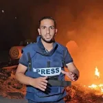 Palestinian journalists Anas al-Sharif, martyred in an Israeli strike on August 10, 2025, reports from the northern Gaza Strip. Photo: Social media.