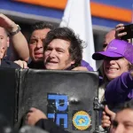 Argentinian police protect far-right President Javier Milei and his sister, the secretary general of the presidency, Karina Milei, from objects thrown at them during a campaign rally prior to the provincial legislative elections, in Lomas de Zamora, Argentina, August 27, 2025. Photo: Natacha Pisarenko/AP.