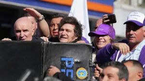 Argentinian police protect far-right President Javier Milei and his sister, the secretary general of the presidency, Karina Milei, from objects thrown at them during a campaign rally prior to the provincial legislative elections, in Lomas de Zamora, Argentina, August 27, 2025. Photo: Natacha Pisarenko/AP.