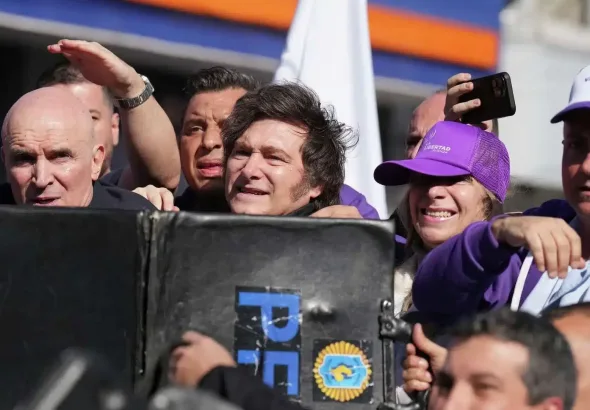Argentinian police protect far-right President Javier Milei and his sister, the secretary general of the presidency, Karina Milei, from objects thrown at them during a campaign rally prior to the provincial legislative elections, in Lomas de Zamora, Argentina, August 27, 2025. Photo: Natacha Pisarenko/AP.