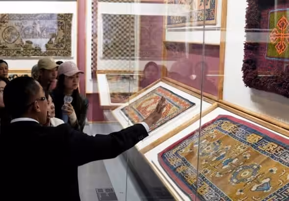 Visitors view Tibetan carpets on display at the Xizang Museum in Lhasa on October 19, 2024. Photo: VCG.