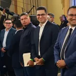 Venezuelan President Nicolás Maduro personally greeting recently elected opposition mayors visiting him at Miraflores Palace for a working meeting. Photo: Presidential Press.