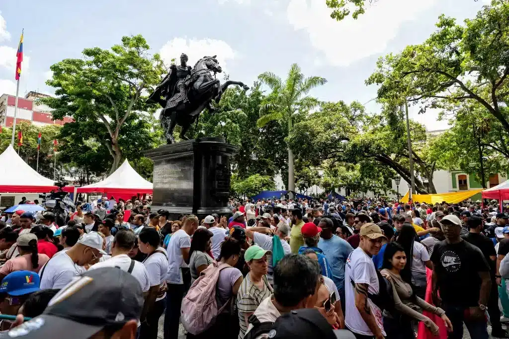 In Caracas' Bolivar Square, EFE found that a large number of citizens attended the Militia enlistment. Photo: EFE.