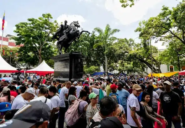In Caracas' Bolivar Square, EFE found that a large number of citizens attended the Militia enlistment. Photo: EFE.