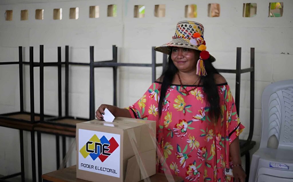 Indigenous woman casting the electronic receipt of her vote during Indigenous elections for municipal councilors in Venezuela. Photo: Telesur.