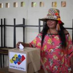 Indigenous woman casting the electronic receipt of her vote during Indigenous elections for municipal councilors in Venezuela. Photo: Telesur.