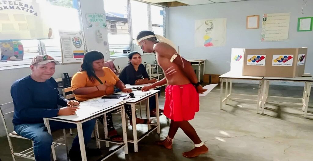Venezuelan man voting in the indigenous elections for municipal councilors. Photo: VTV.
