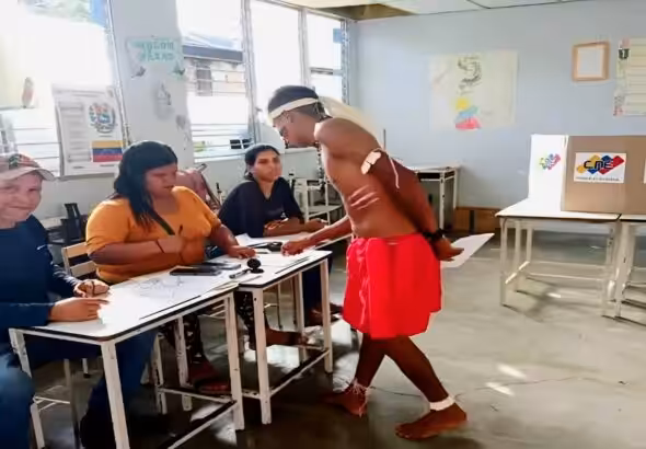 Venezuelan man voting in the indigenous elections for municipal councilors. Photo: VTV.
