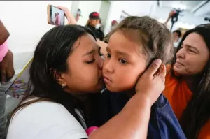 One of the Venezuelan children rescued from the US, with her mother in Caracas, August 8, 2025. Photo: Telegram/Gran Misión Vuelta a la Patria.