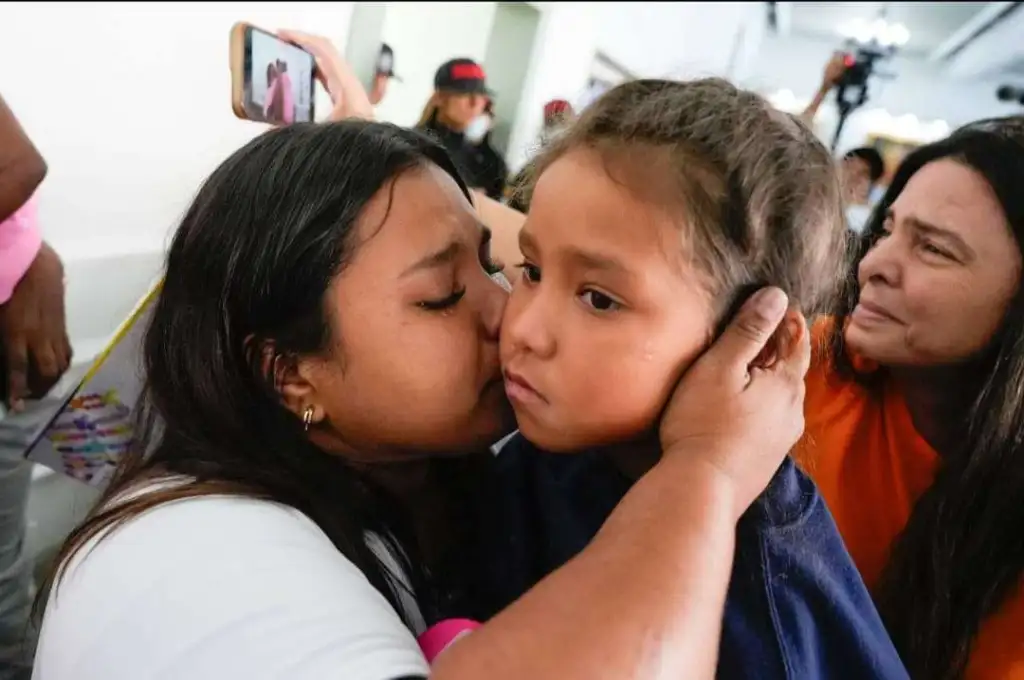 One of the Venezuelan children rescued from the US, with her mother in Caracas, August 8, 2025. Photo: Telegram/Gran MisiĂłn Vuelta a la Patria.