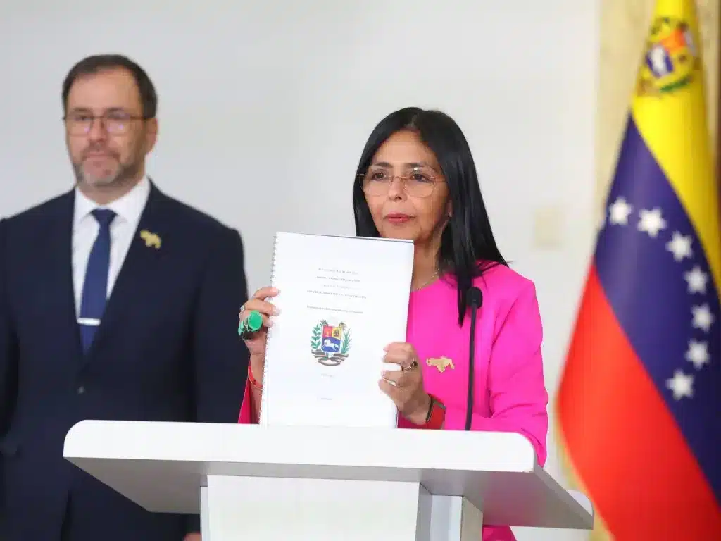 Venezuelan Vice President Delcy RodrĂguez showing a new document submitted to the International Court of Justice that proves Venezuela's historical deeds over the Essequibo Territory. Photo: Ministry for Industries.
