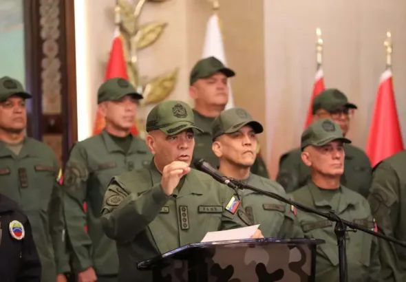 Venezuelan Defense Minister Vladimir Padrino López reads a statement reaffirming FANB's commitment to national sovereignty. Photo: FANB.