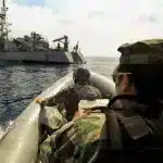 Engineers aboard an inflatable boat approaching the US empire's patrol boat, USS Thunderbolt, in the Adriatic Sea, June 13, 2000. Photo: AP/File photo.