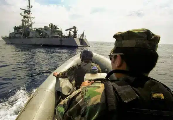 Engineers aboard an inflatable boat approaching the US empire's patrol boat, USS Thunderbolt, in the Adriatic Sea, June 13, 2000. Photo: AP/File photo.