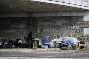 Homeless people under a bridge in Washington, DC. Photo: TRT World.