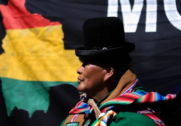 An Aymara woman attends the closing of the campaign of the presidential candidate for the Popular Alliance party, Andrónico Rodríguez, August 13, 2025, in El Alto, Bolivia. Photo: EFE.